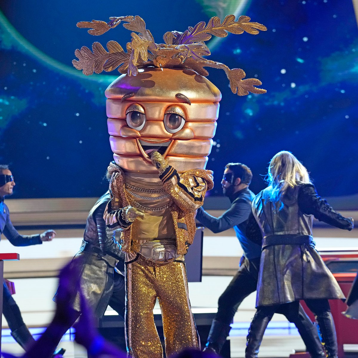 The masks are ready to go boldly into their performances! 🎤💫 Tune in to ...