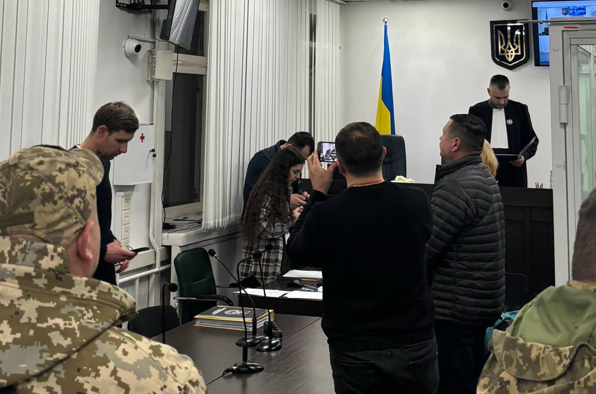 ВАКС обрав запобіжки топпосадовцям СБУ, які фігурують у справі про хабар на 600 тисяч доларів. 

Зокрема, суд взяв під варту заступника начальника Управління СБУ в Рівненській області Ігоря Бріку. Альтернативна застава – 998 тисяч грн.

Заступнику начальника Управління СБУ у