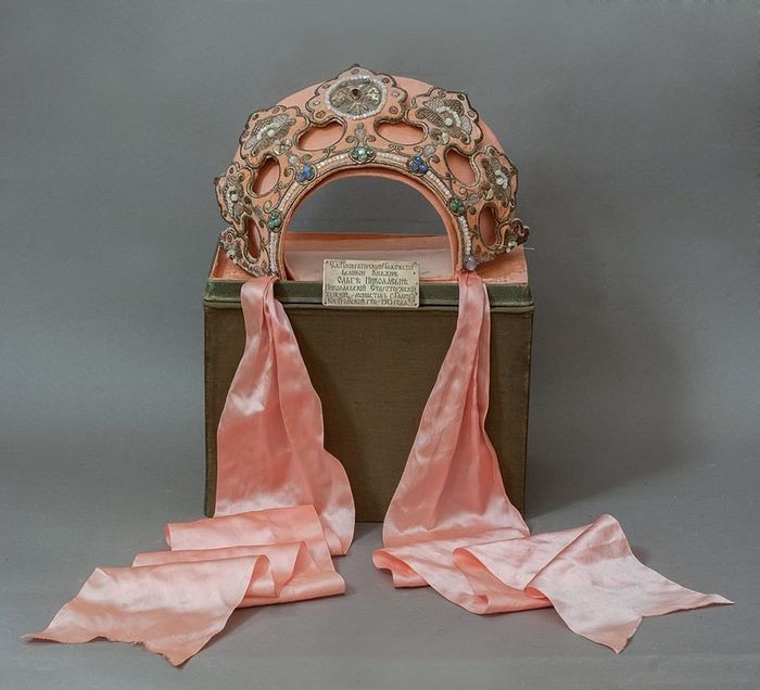 LaModeUnknown's tweet photo. The peach kokoshnik of Grand Duchess Olga Nikolaevna, made to celebrate 300 years of the Romanov dynasty.🪡 https://t.co/ga2My4XiX7