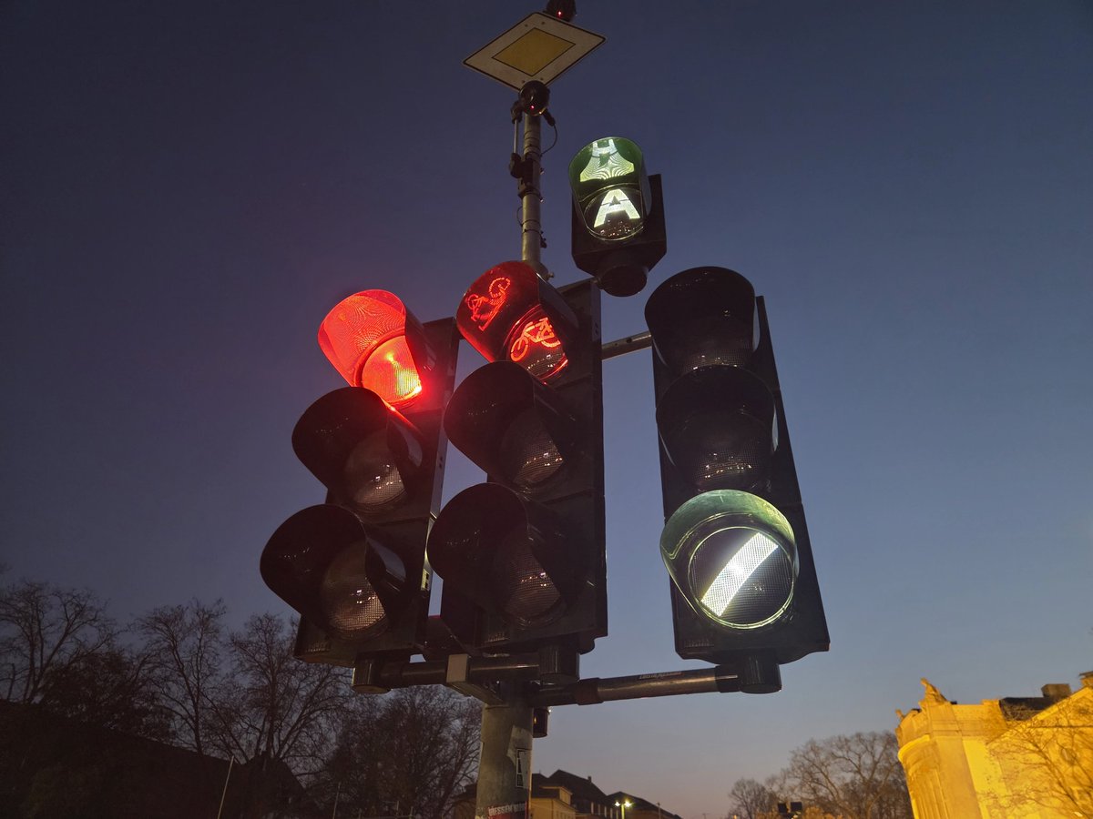 2 Meter Abstand halten! tweet media