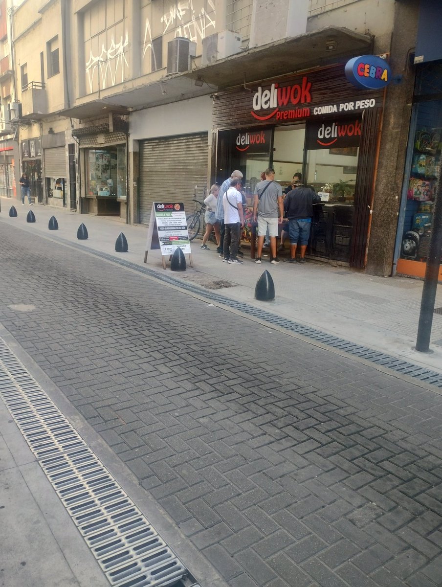fogopremium's tweet photo. Sigue creciendo la fila para comprar las sobras del chino. TMAP https://t.co/2Ny3WzW9cZ