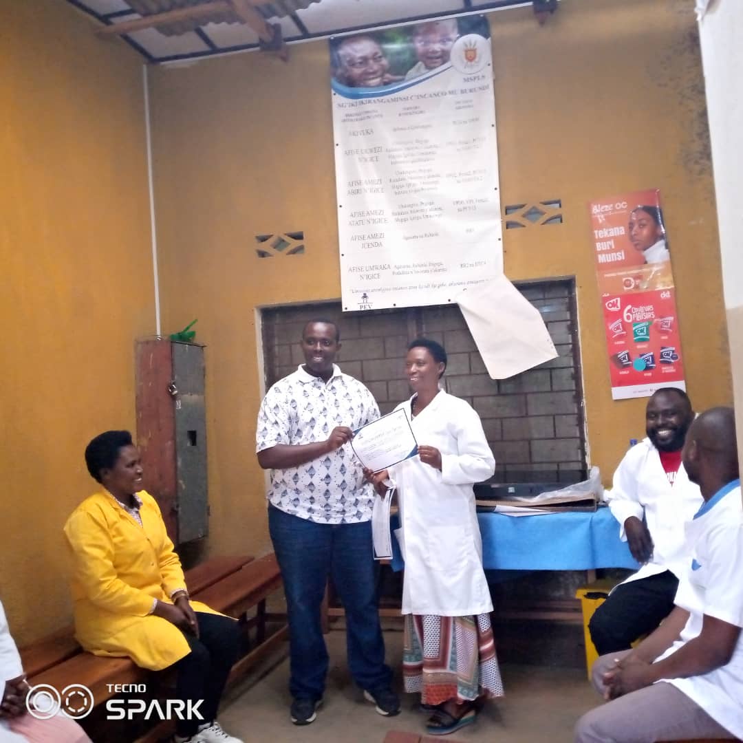 JepscoFbb's tweet photo. Une occasion a également été saisie pour remettre des certificats aux employés du centre #CPSCO ayant suivi la formation sur la langue des signes dans le cadre du partenariat gagnant-gagnant de la @JEPSCO et @TWUBAKE. 2/2
@Gitega 
@msp_burundi 
@MininterInfosBi https://t.co/GhoRqV5zkJ