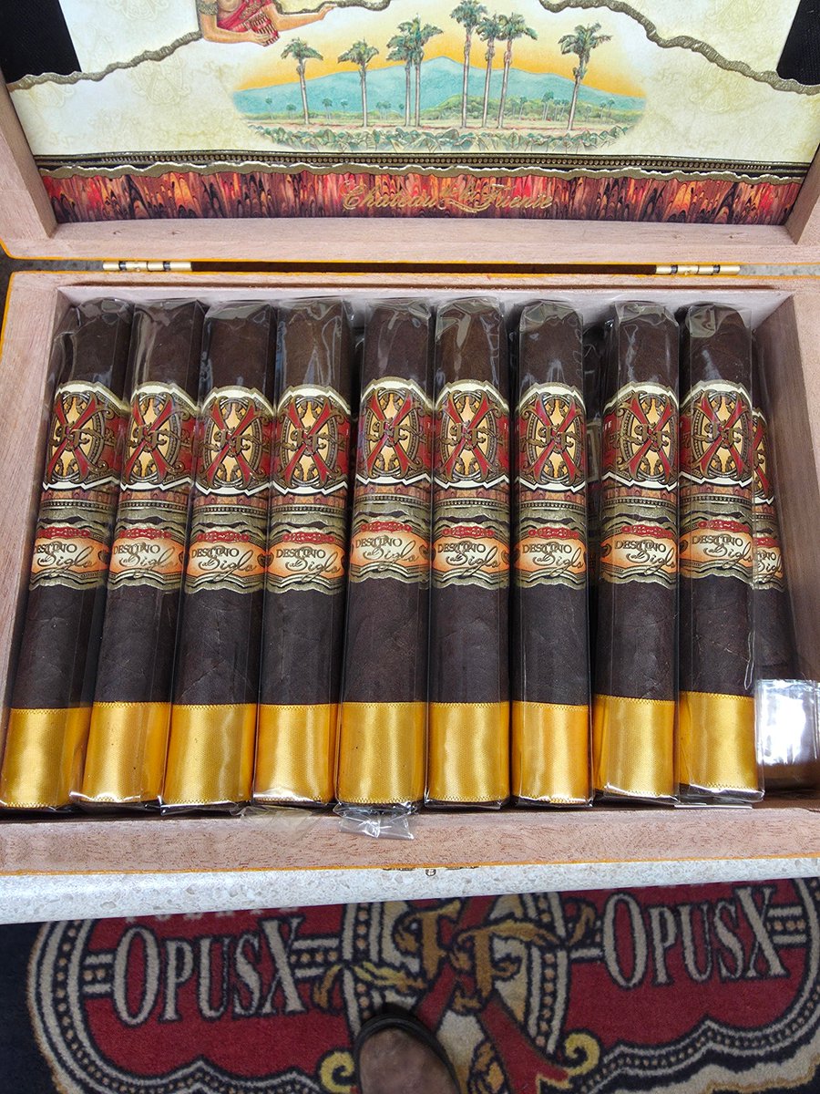ButlerCigars's tweet photo. Somehow we just keep getting these in. Has anyone heard of this brand?

#opusx
#fuenteisfuente
Carlos Carlito Fuente Jr.
#butlerpa
#PittsburghCigars
#cranberrypa
#cigars
#rare https://t.co/GqFmd7ofg2