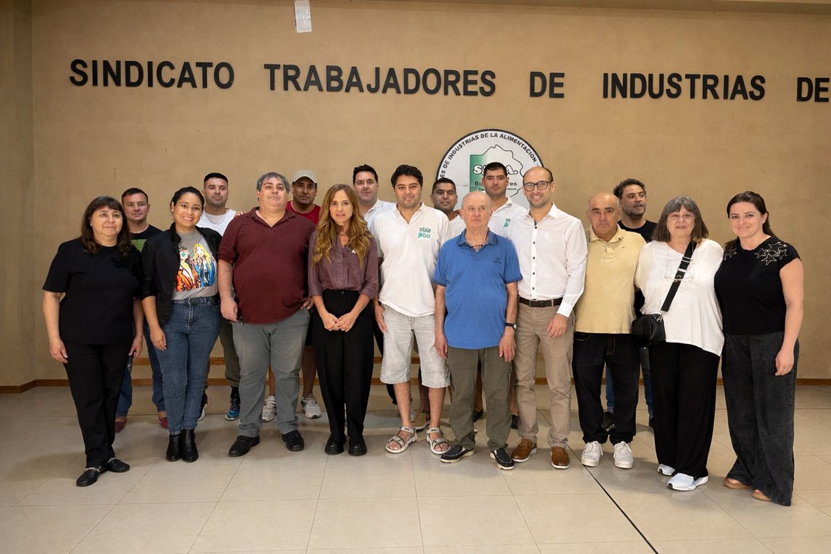 vtolosapaz's tweet photo. Seguimos recorriendo la Provincia, escuchando y acompañando a quienes todos los días sostienen la producción y el trabajo argentino.

Llegamos a #CapitánSarmiento, donde comenzamos la jornada junto a los compañeros/as del Sindicato de Trabajadores de la Industria de la Alimentación. Allí conversamos sobre la realidad del motor de la ciudad que es la planta de pollos Tres Arroyos y la importancia de defender cada puesto de trabajo frente a un modelo nacional de apertura indiscriminada y de dólar atrasado que pone en riesgo a los más de mil trabajadores.

Luego visitamos Transportes Gadea Hnos. S.A., una empresa de logística que vive un momento de enorme dificultad producto de la crisis de SIDERAR y de Loma Negra. Sin industria y sin construcción no hay trabajo para este tipo de Pymes. 

Cerramos la jornada compartiendo una mateada con compañeros y compañeras de la Segunda Sección, reafirmando que la organización y la cercanía siguen siendo nuestra mayor fortaleza.

Hay otro rumbo al que nos ofrece el Gobierno Nacional. Necesitamos volver a creer en la capacidad productiva del país y construir una política industrial con objetivos claros para cuidar el trabajo argentino.