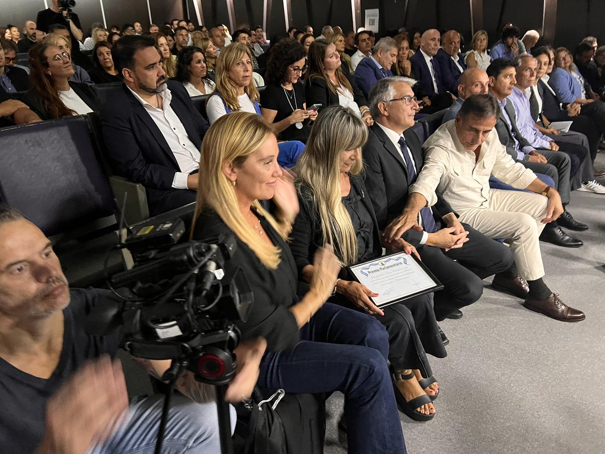 Participé de la ceremonia de los Premios Parlamentario 2025, donde se me hizo entrega de una distinción por la labor legislativa desarrollada durante el último año.

Un reconocimiento que otorga la revista Parlamentario a partir de la evaluación de legisladores, asesores y