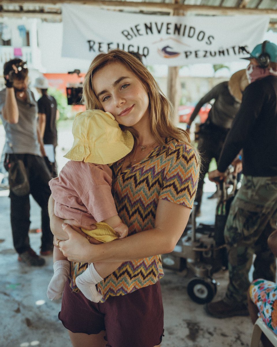 galledetails's tweet photo. Clara Galle and Claudia Salas in the behind the scenes of #EsaNoche https://t.co/XcnZaVXXSZ