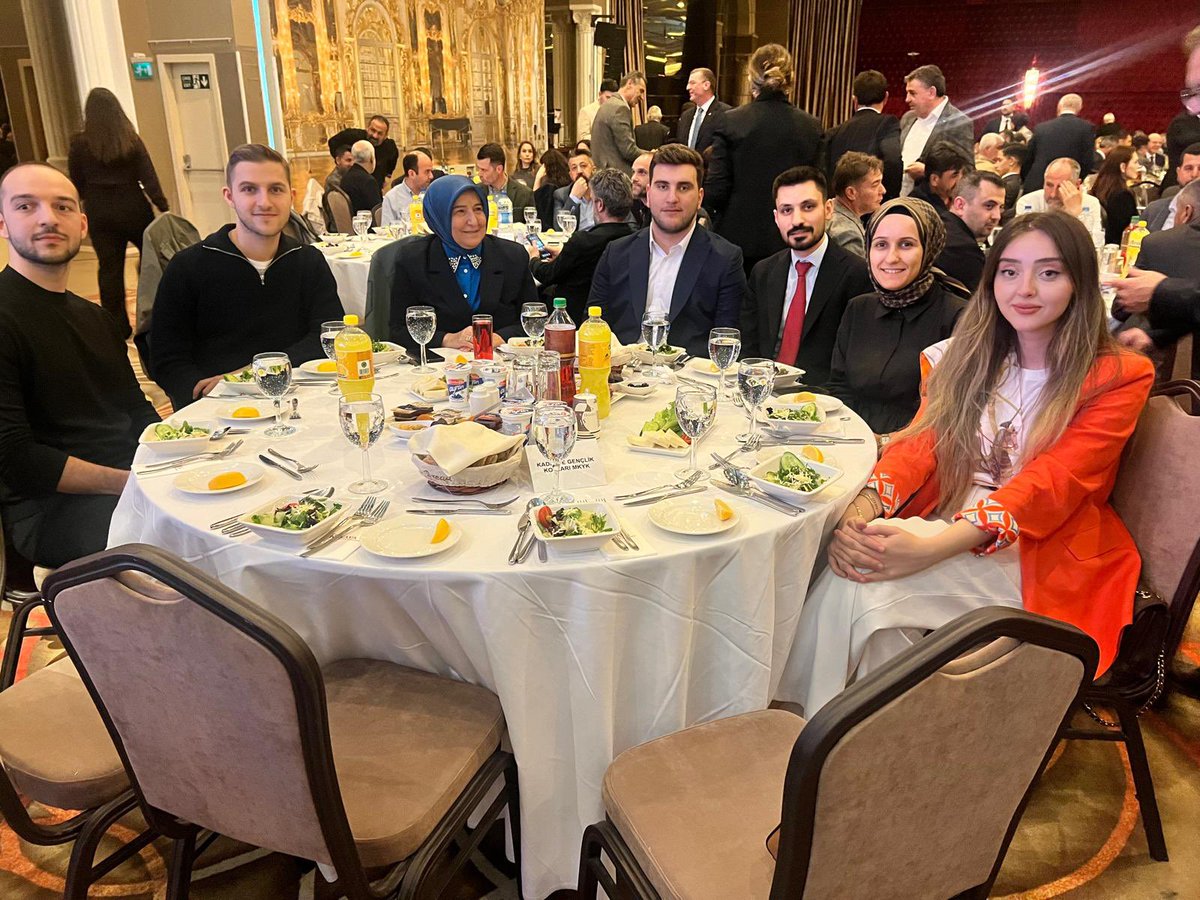 İzmir İl Başkanlığımızın vefa iftarı ve bayramlaşma programına katılım sağladık. 
Rabbim birliğimizi ve beraberliğimizi daim etsin. 

<a href="/ulgacyasemin/">Yasemin Ulgaç</a> 
<a href="/kucukaliyigit1/">Yiğit Küçükali</a> 
<a href="/hilaalaksoyyy/">Hilal Aksoy</a>