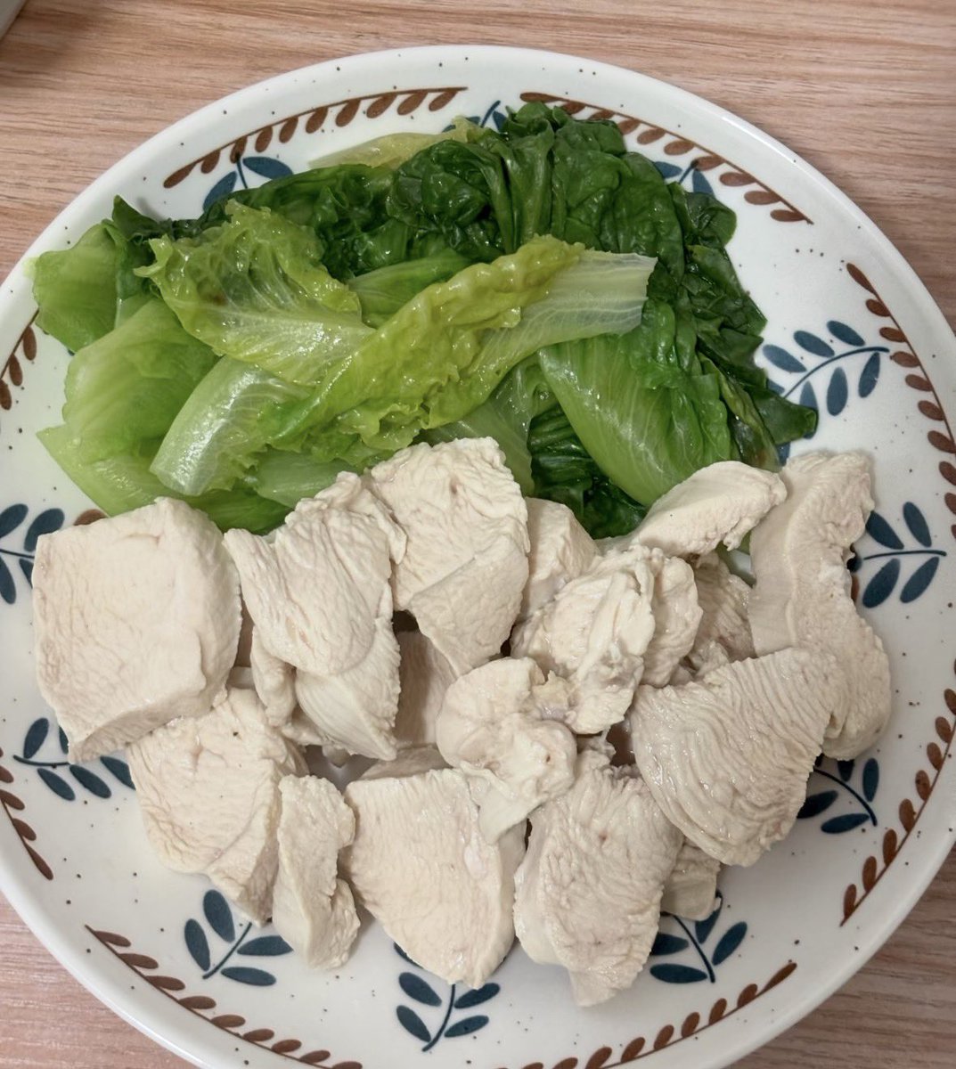 llleo1016's tweet photo. 练完吃鸡胸肉也像在做组 四口一组 两组就力竭了 https://t.co/Xv8FkGdXYM