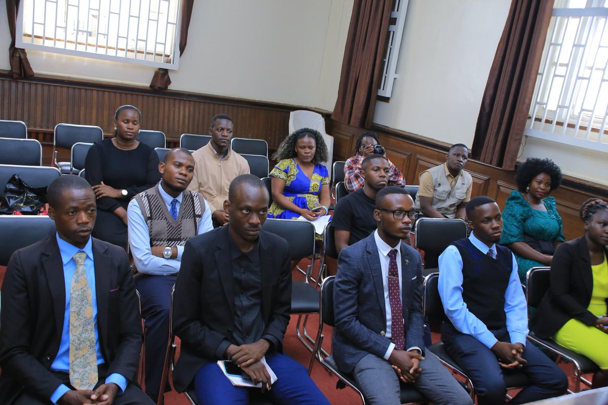 BugandaKingdom_'s tweet photo. Ab’ekibiina kya Bannamutimbagano aba “Buganda Yiyo Buganda Yange” banjudde enteekateeka yaabwe ey'omwaka 2026 eri Minisita w’Amawulire, Okukunga Abantu era Omwogezi w’Obwakabaka Oweek. Israel Kazibwe Kitooke.

Minisita Kazibwe bano abasabye befumiitirize ku bubaka bwa Ssaabasajja Kabaka obwa Eid El-Fitr mw'alambikidde abantu okukozesa emikutu gy’okumitimbagano obulungi era bano abakuutidde okwongera okulwanirira ekitiibwa kya Nnamulondo nga bakozesa obukugu bwabwe ku mitimbagano.

Ebisingawo 👇🏾 
https://t.co/EQG3KY40Jx