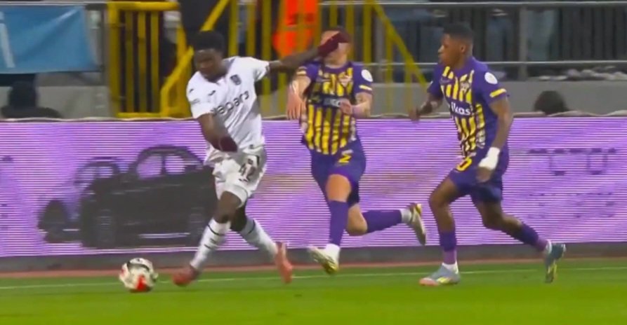 Algıya bakın! Ağladıüğı resmi koymuş. Sanırsın Oulai bir sonraki maç olan Galatasaray maçında oynamasın diye bilinçli yaptılar. Görüntü var iyi ki. Allah'tan korkun. Yeter yaptığınız algılar! Bu sarı kart değil de ne?