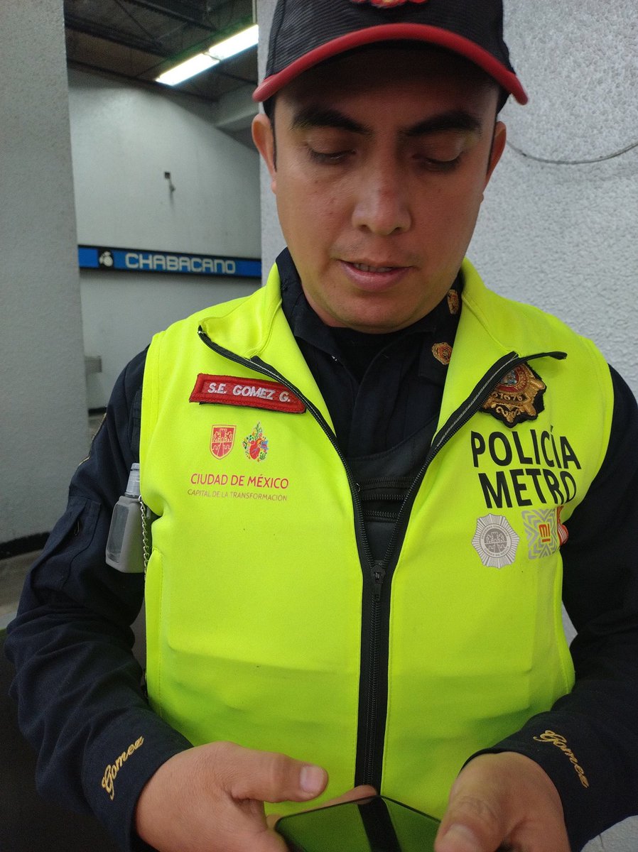 lordoftuiter's tweet photo. @MetroCDMX No quiso llamar al jefe de estación, pagué mi reingreso lo cual no debió ser por sus malos señalamientos . El policía pésimo. Le tomé foto y el también a mí y yo no soy servidor público,eso es ilegal. https://t.co/zaX9scFEvn