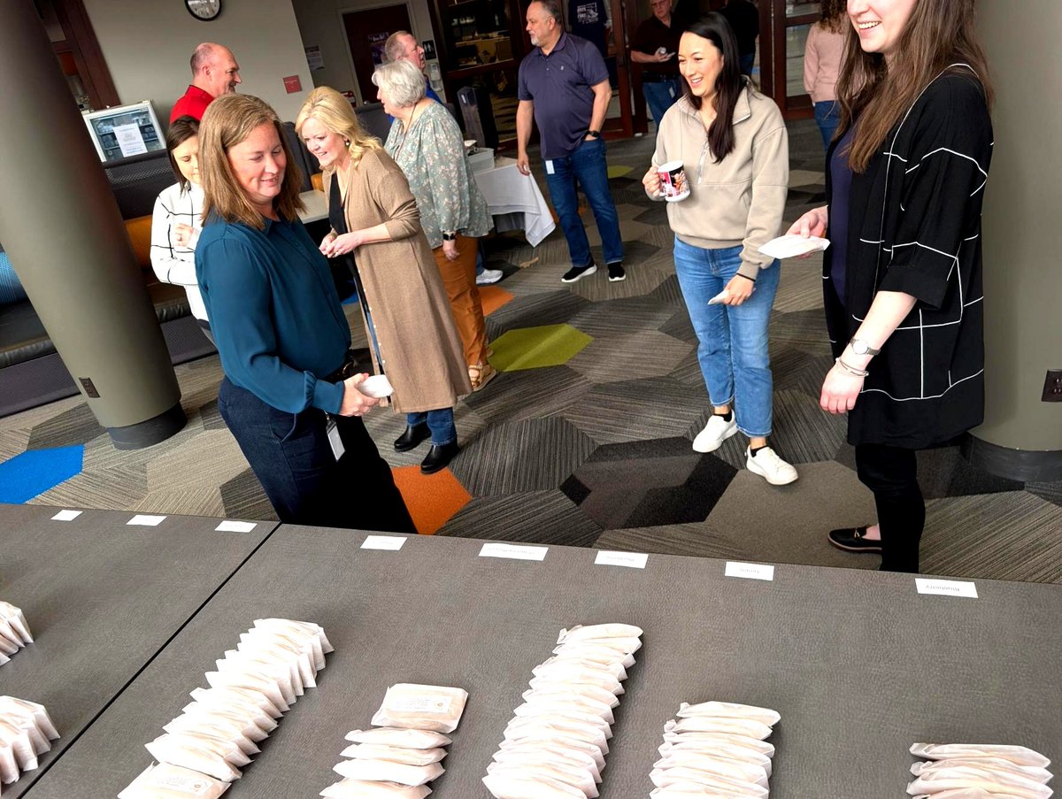 FMHins's tweet image. We’re always up for a slice to celebrate #NationalPiDay! 🥧Our Culture Committee treated employees at the Home Office to delicious hand pies from Lizzie’s Kitchen &amp;amp; Cafe in Leon, IA. Thanks for helping us make it a sweet day!