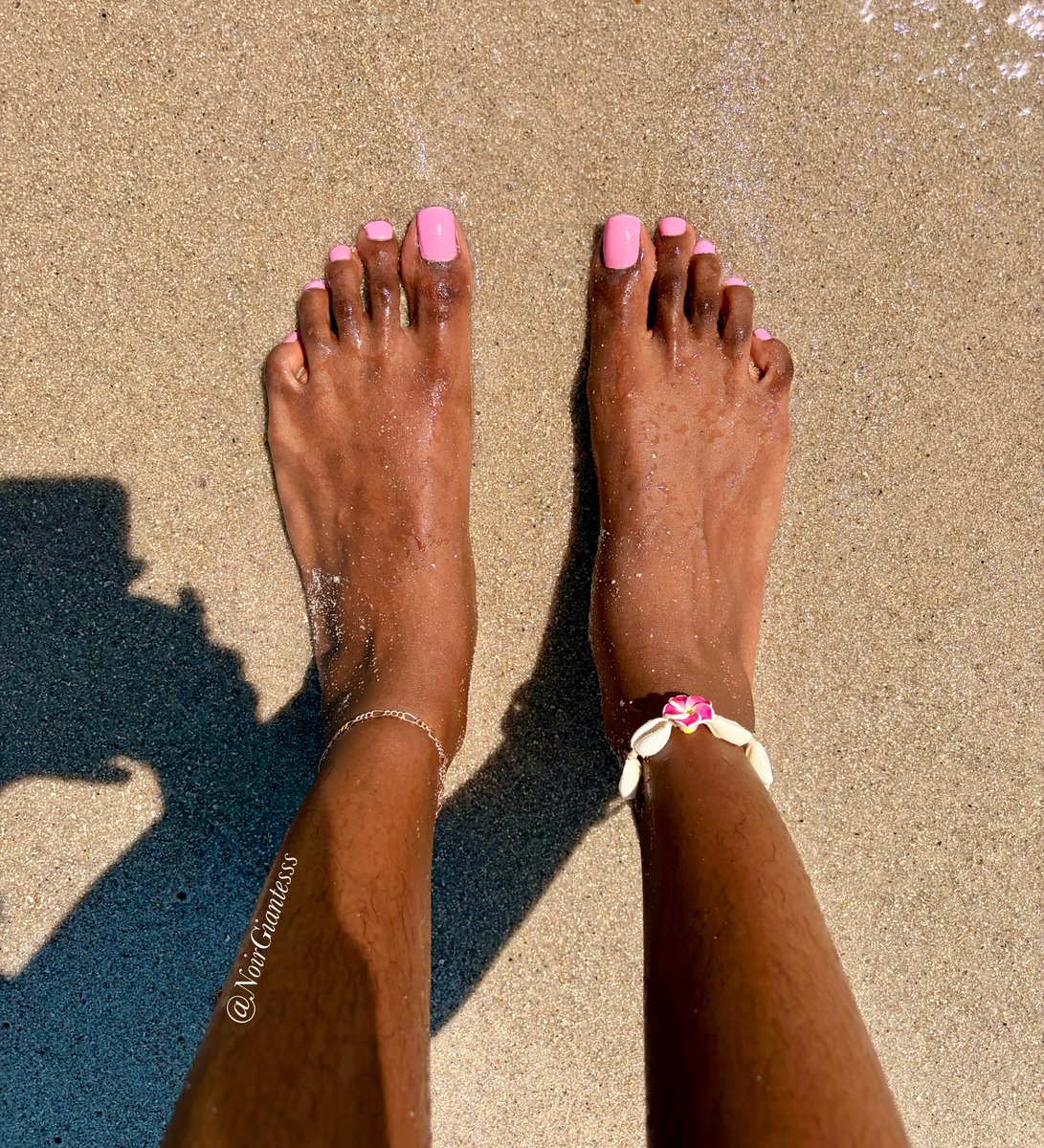 Noir Giantess tweet media