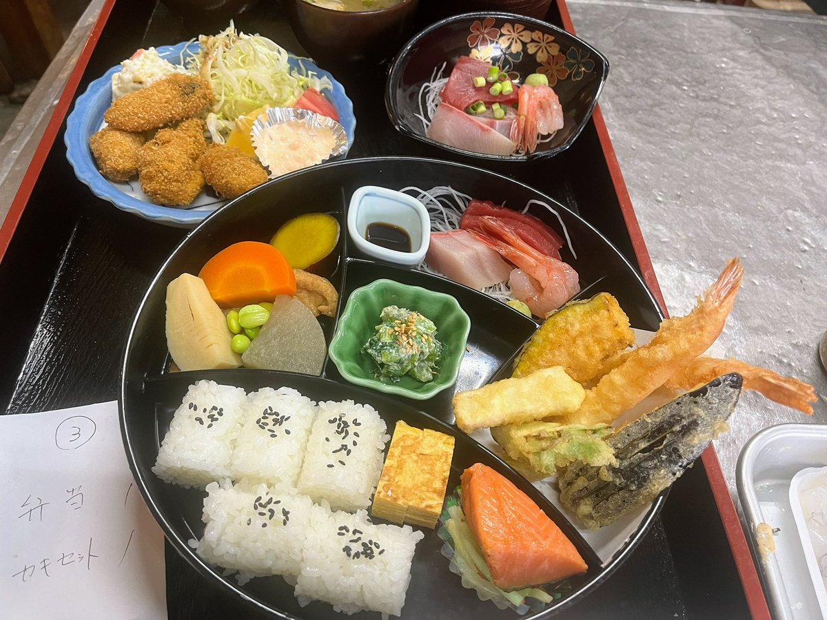 hiroshi2235's tweet photo. 市場では
佐渡かき、南蛮えび、めかぶ、本マグロなどを調達

下関ふく料理、広島かき料理
好評営業中です

◇千両箱弁当、お刺身かきフライ

◇ふくちり鍋、ミニふく刺身

予約はこちらから→https://t.co/Ni4C25dfie https://t.co/weSqqy8dSI