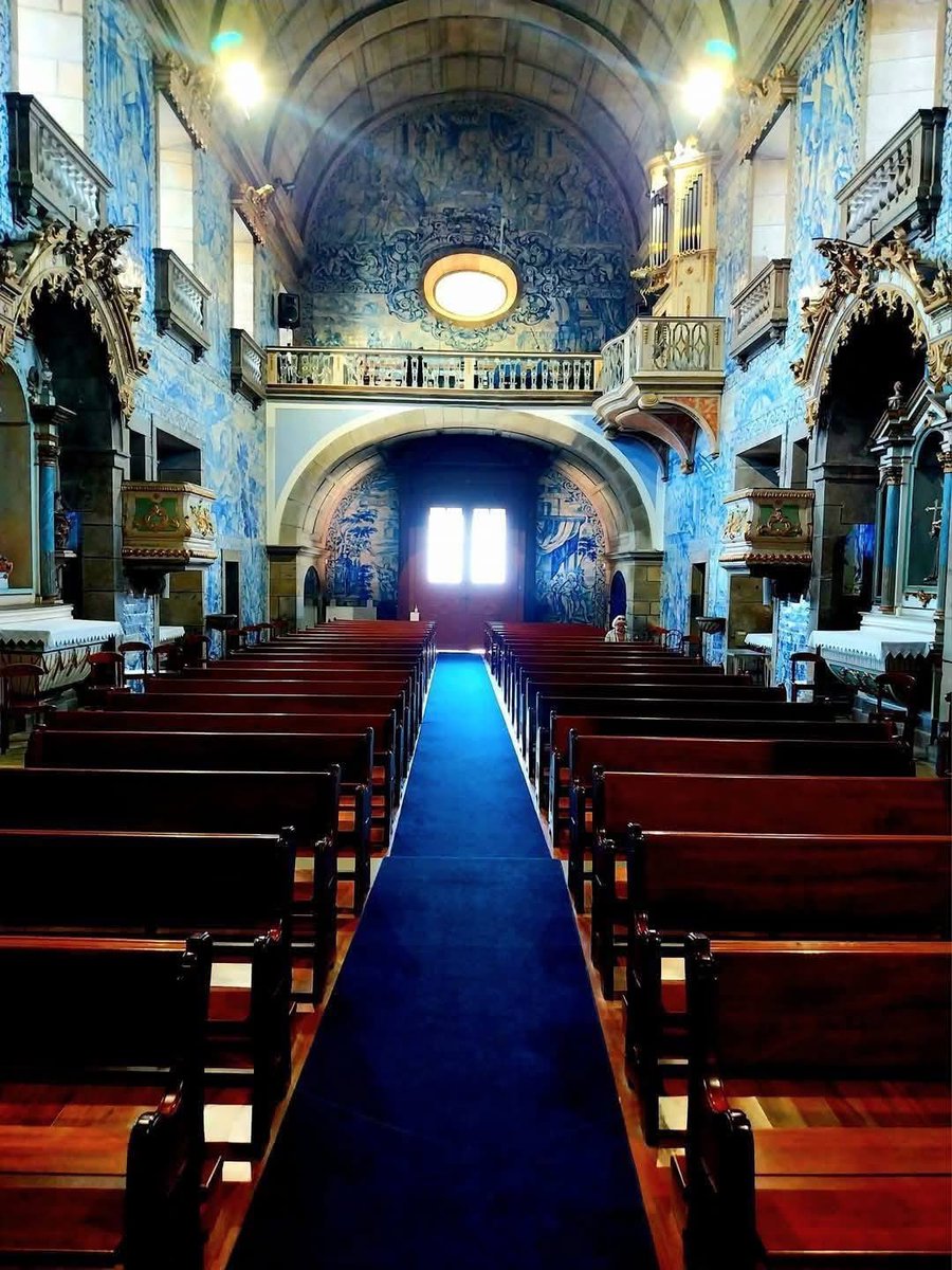 A Igreja de S.Victor ocupa 1 lugar de destaque entre os múltiplos monumentos de arquitectura religiosa q existem em Braga. Podemos mxm dizer q é a maior e mais imponente das igrejas paroquiais da cidade. 
Aqui fui baptizada, fiz a 1a comunhão,casei, fiz o mxm c/a minha filha.❤️