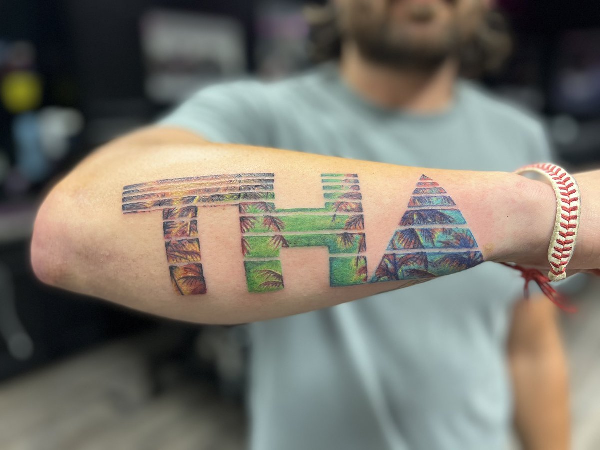 TBotkin1's tweet photo. 10/10 would recommend my Boise friends check out the mellow vibes of @thehipabduction because I just learned they’ll be in town August 17th. Turns out some dreams do come true. Maybe they’ll sign my tattoo https://t.co/tzyHbiUd6T