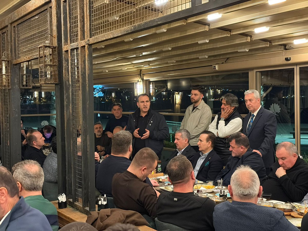 aliikramtuna's tweet photo. Son Sahurumuzu Ticaret Bakan Yrd Mahmut Gürcan ve İlçemize değer katan iş, siyaset sivil toplum ve yerel yöneticilerin katıldığı güzel bir Mecliste yaptık. Organizasyonu için Recep Erol’a ve Ev sahipliği için Yemen Kahveye teşekkür ediyorum. https://t.co/hLpbofs1gq