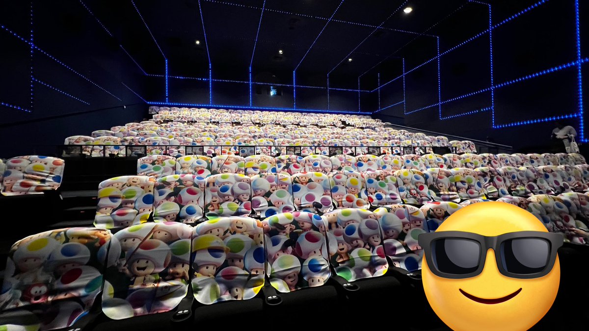 「前回のマリオシアターはキノピオ一色な風景でした。 マリオ達の着ぐるみは劇場に入る」|ロジー&マリオファンの集いのイラスト
