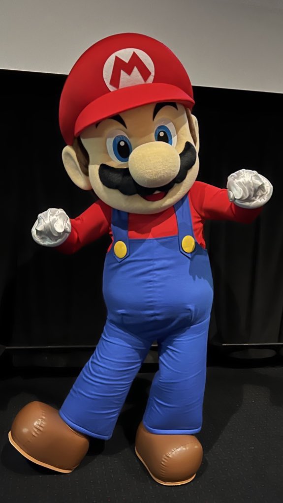 「前回のマリオシアターはキノピオ一色な風景でした。 マリオ達の着ぐるみは劇場に入る」|ロジー&マリオファンの集いのイラスト