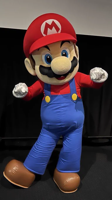 前回のマリオシアターはキノピオ一色な風景でした。 マリオ達の着ぐるみは劇場に入る前にグリーティングできるタイプと、中に来てくれてみんなで撮影するタイプがありました。前作は六本木の初日でしか確認できてないですが。