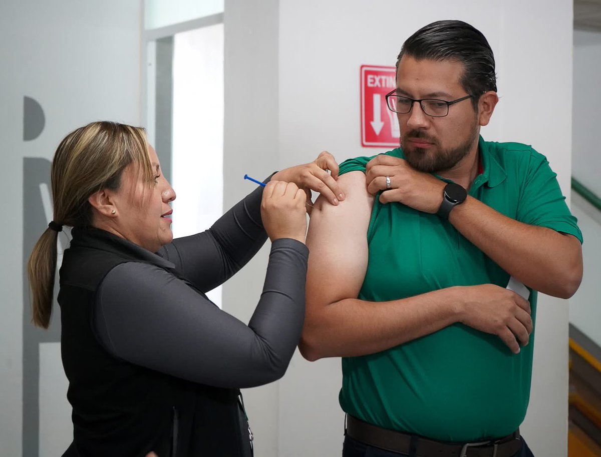 En el edificio administrativo del SEER se llevó a cabo una jornada de vacunación, donde se aplicaron más de 280 dosis contra sarampión e influenza, en coordinación con la Secretaría de Salud.
El Gobierno del Estado que encabeza <a href="/RGC_Mx/">Ricardo Gallardo Cardona 🇲🇽</a> refrenda su compromiso con la prevención.