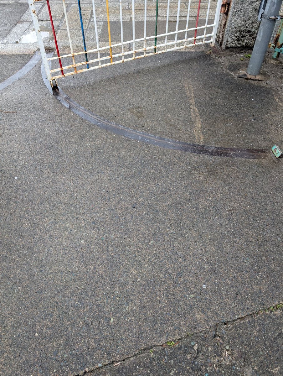 XXI19xBepg14886's tweet photo. 本日、息子の小学校の卒業式。
下駄箱にて、
鎌倉市教育委員会の職員ほか複数名から、
卒業式への参加は認められない旨を伝えられた。
体育館には入れない。
揉めることなく、
そのまま学校を後にした。
#鎌倉 https://t.co/RvK7ZP3cZN