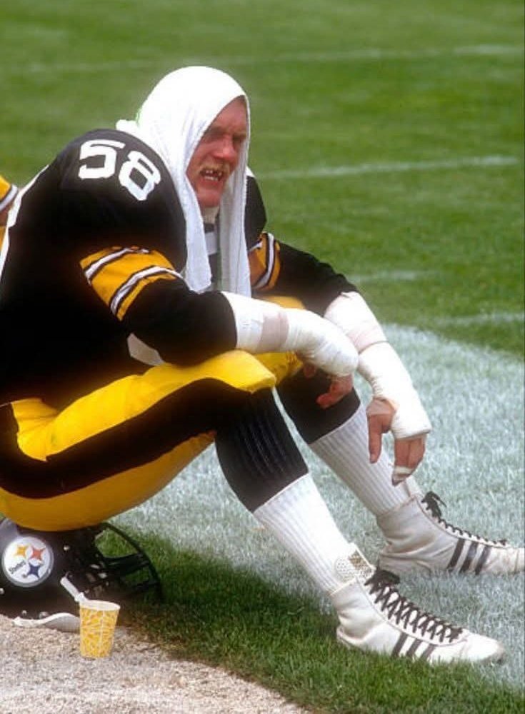 FB_Helmet_Guy tweet media