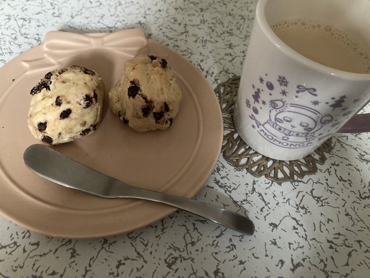 朝ごはん。
ロイヤルミルクティーにしました。
せっかくミルクパン買ったから、使わないとね。
ロイヤルミルクティーの茶葉あと一回分しかないけど。
ロイヤルミルクティーの困るところ、熱くてすぐ飲めない（猫舌）