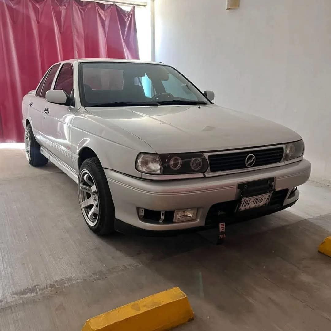 Ⓜ️Ⓜ️🚨🚙 ¡SE BUSCA TSURU… Y NO, NO ES MEME!

Un automóvil Nissan Tsuru fue reportado como robado en inmediaciones de Plaza Bella, en la ciudad de #Oaxaca. De acuerdo con testigos, la unidad fue sustraída y vista por última vez rumbo a la zona de San Pedro Ixtlahuaca.
📍 El