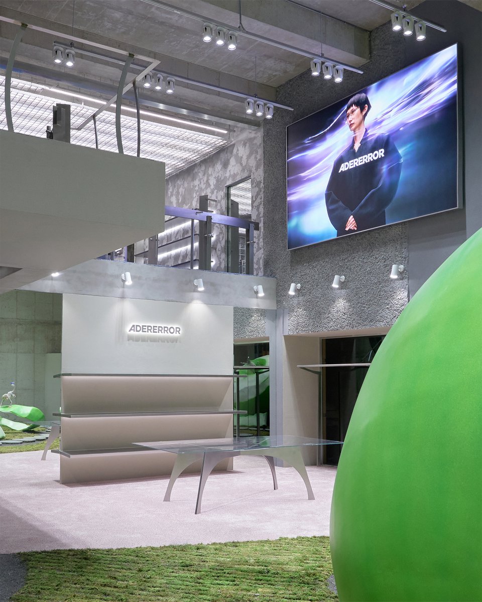 _adererror's tweet image. Curiosity leads to discovery.
Monkeys in search of candy gather around the giant apple.

Discover the new space alongside the 26SS collectionat the new pop-up zone at ADERERROR Sinsa Space.

#ADERERROR #아더에러