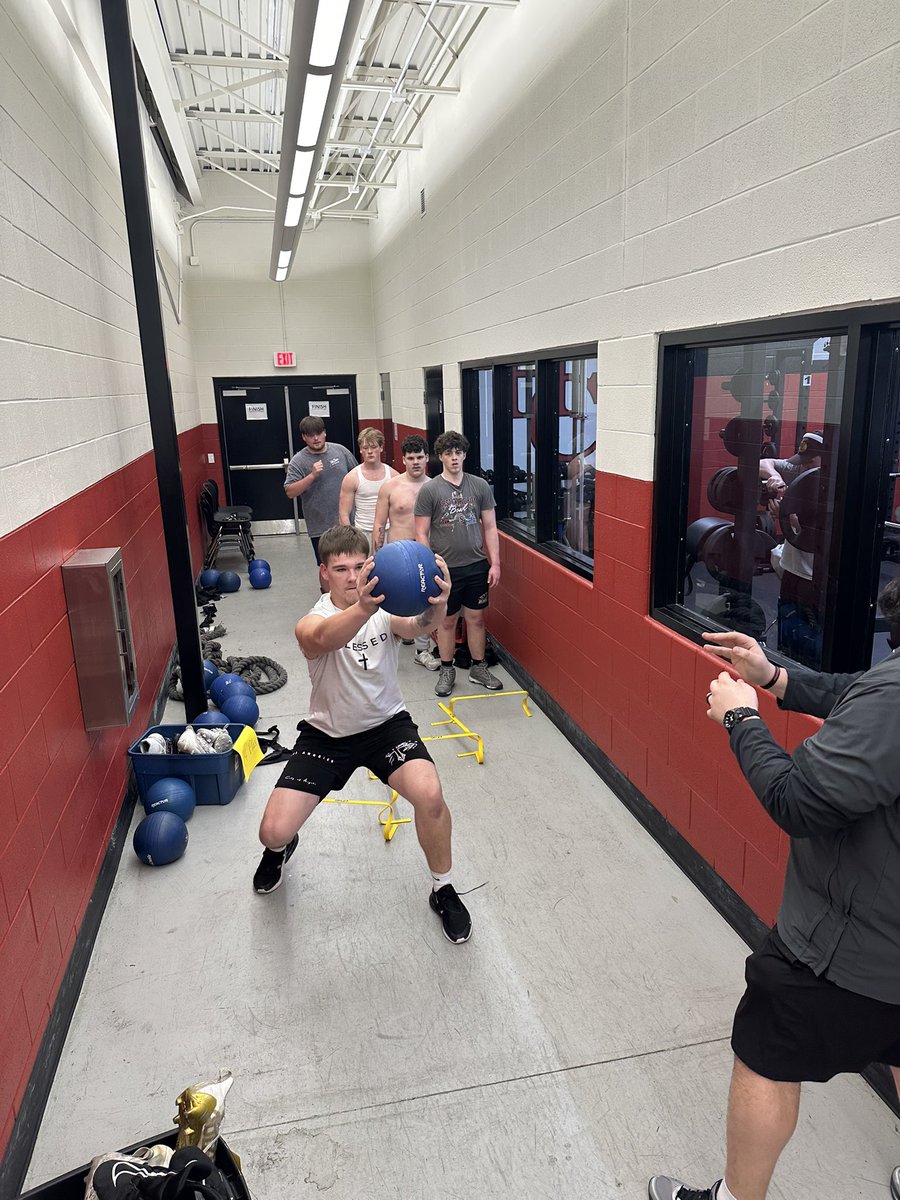 HarlanCountyFB's tweet photo. Offensive Linemen staying extra to get some foot work and hand work in today.

#HawgsLeadTheWay #Finish https://t.co/LATdnugYx9
