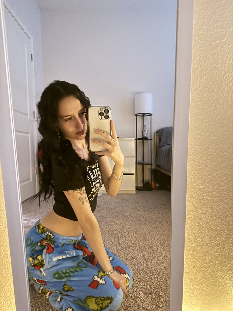 Princ3ssTinaa's tweet photo. spoil me with some $ while i make fun of you 💓😝 https://t.co/Mnok7W2RSe