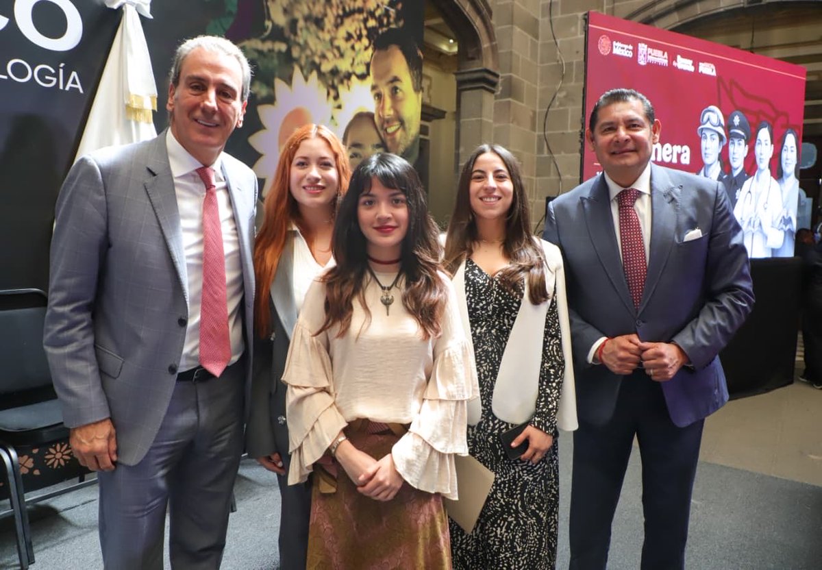 armentapuebla_'s tweet photo. Puebla se prepara para el Glow México 🌸✨

Acompañado de mi esposa Ceci, el alcalde @pepechedrauimx y su esposa Mari Elise, presentamos el Festival de la Luz, Arte y Tecnología, a celebrarse del 11 al 19 de abril en el Centro Histórico de Puebla. 💡🌟

#PorAmorAPuebla 
#PensarEnGrande