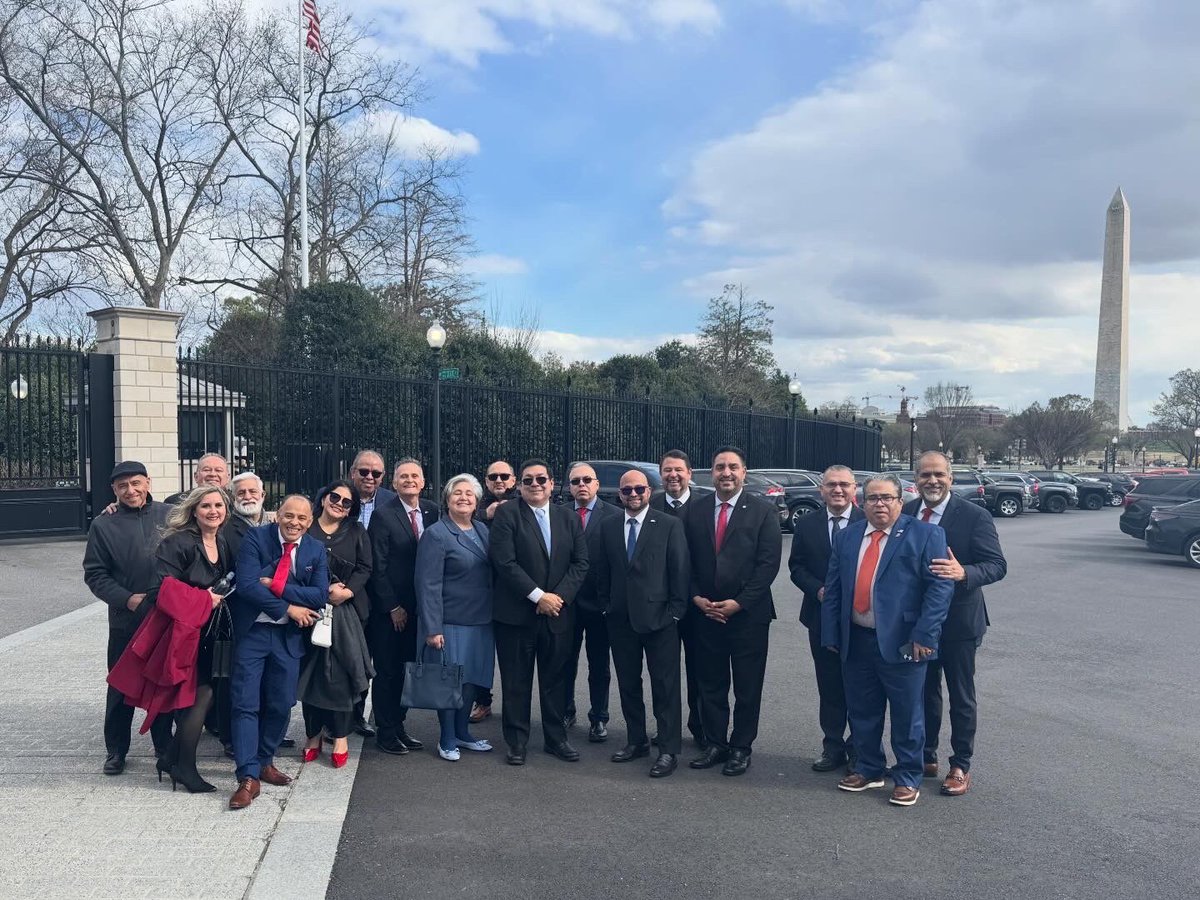 Nilsaalvarez's tweet photo. “Como manzanas de oro con incrustaciones de plata son las palabras dichas a tiempo.”🍎⚜️
Proverbios 25:11 

Al escuchar a mis amigos pastores orar y declarar VIDA con tanta sabiduría sobre la administración de la Casa Blanca, sobre el Congreso y sobre nuestra nación, Estados Unidos, recordé este versículo.

Recuerde que la palabra de Dios ES viva, eficaz, poder y eterna. Sé el guardián, el atalaya y el restaurador de su ciudad, estado y nación con palabras de vida, sabiduría y bendición. #OraComoEster #LideraComoJosue #SueñaComoJose #EdificaComoNehemias #SeOyeLaIglesia 🇺🇸