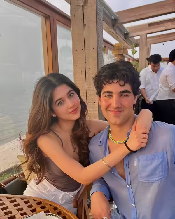MalluChique's tweet image. Rinki Khanna's daughter (&amp;amp; Rajesh Khanna's granddaughter) #NaomikaSaran is being launched in a film with Akshay "Canada" Kumar's son #AaravBhatia! 

But that is not all! 

Naomika has also bagged one more project with another #NepoKid #AgastyaNanda (Amitabh Bacchan's grandson).