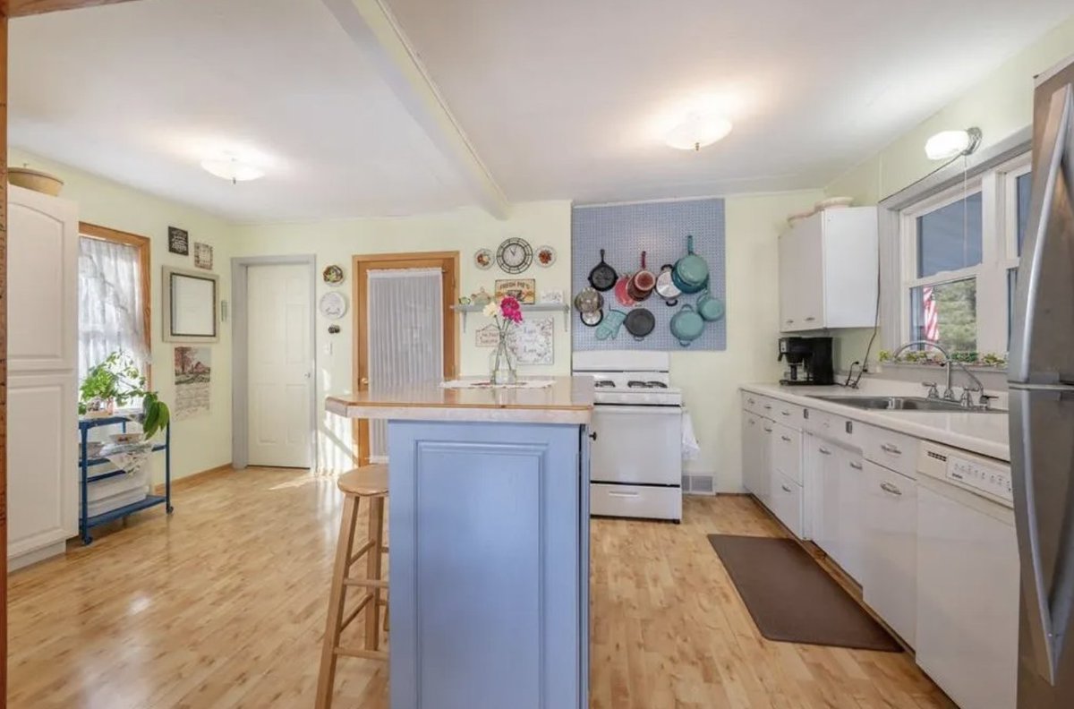 CountryLife717's tweet image. c.1900 #Minnesota Country former #Schoolhouse on 5.35 #Acres $239K

countrylifedreams.com/c-1900-minneso…