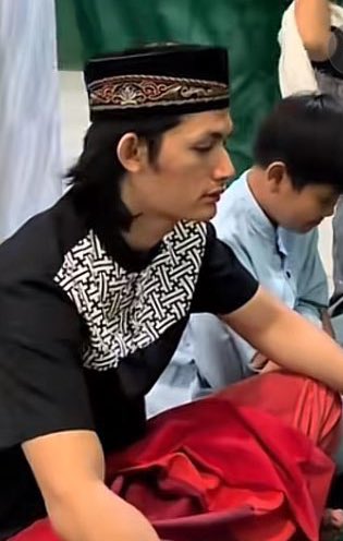 ustad ahmad jooyeon bilang “wajib”
