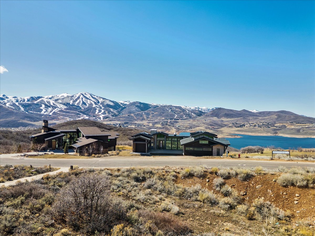WilsteinTeam's tweet photo. A Premier new building lot listing in Hideout! Let us know if you would like a video tour or a walking tour of this .52-acre parcel. It is positioned along the 2nd hole of the Outlaw Golf Course with sweeping views of mountains, water, and ski slopes https://t.co/HYxBAgvLcf