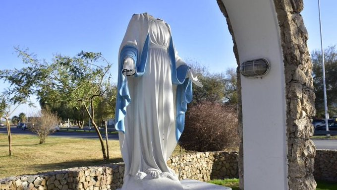 icardo8's tweet photo. Profanan estatua de la Virgen en Rosario.
Esto es claramente un ataque racista contra la religión católica. Mientras las autoridades custodian lugares judíos los católicos estamos a merced de los anticatólicos. 
Se sospecha de grupos sionistas radicales (judíos y evangelistas) que son quienes odian la Virgen María.
