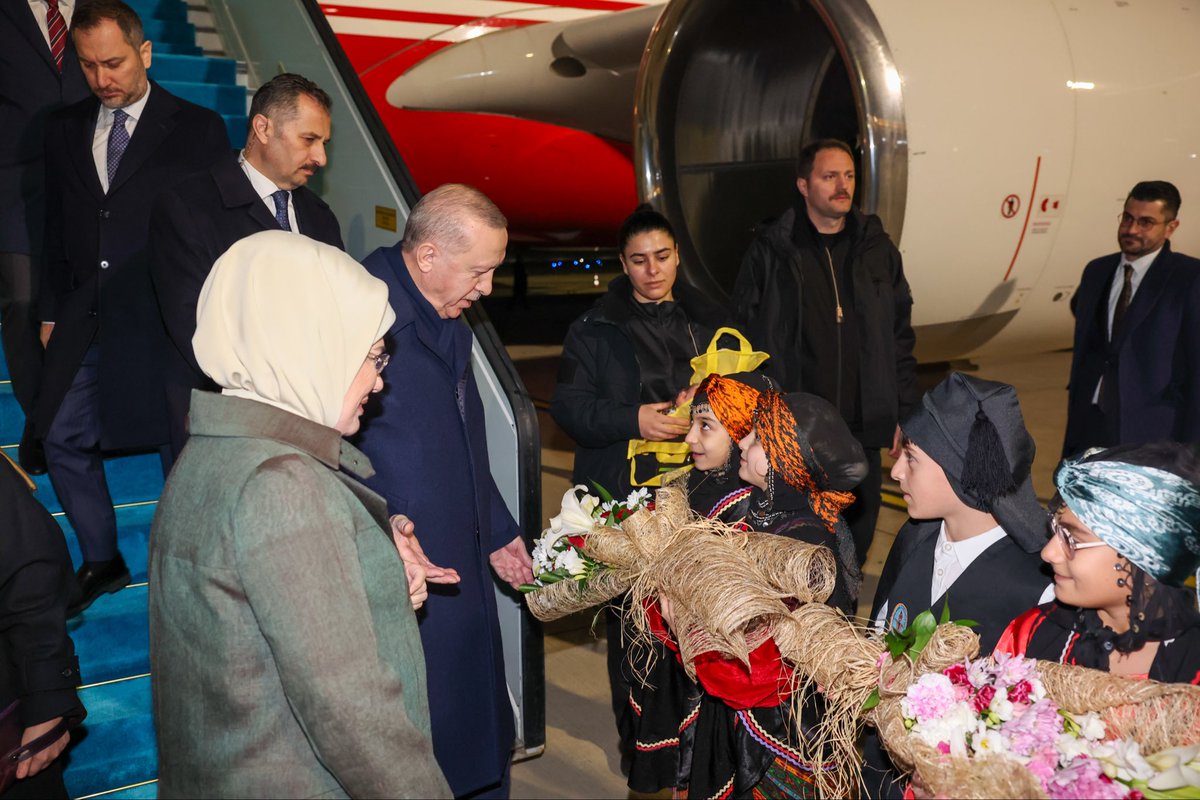 RizeVali's tweet photo. Cumhurbaşkanımız Sayın @RTErdogan, ana ocağı, baba yurdu, ata toprağı #Rize’de…

Bir dizi ziyaret ve açılış törenine katılmak üzere ilimizi teşrif eden Cumhurbaşkanımız Sayın Recep Tayyip Erdoğan ve eşi Emine Erdoğan Hanımefendi, #RizeArtvinHavalimanı’nda; Gençlik ve Spor Bakanımız Sayın Osman Aşkın Bak, Sağlık Bakanımız Sayın Prof. Dr. Kemal Memişoğlu, Valimiz Sayın İhsan Selim Baydaş, eşi Zeyneb Baydaş Hanımefendi ve protokol üyeleri tarafından karşılandı.

@drmemisoglu 
@OA_BAK 
@ihsanselimb