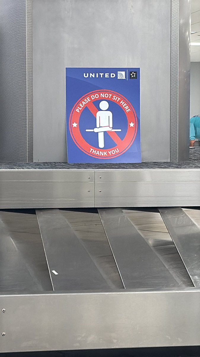 SlothmasterLuke's tweet photo. I think I will sit here because you only have 10 seats in the entire @united baggage claim at @iah and the workers are occupying a majority of those seats. https://t.co/Il89mAIkkE