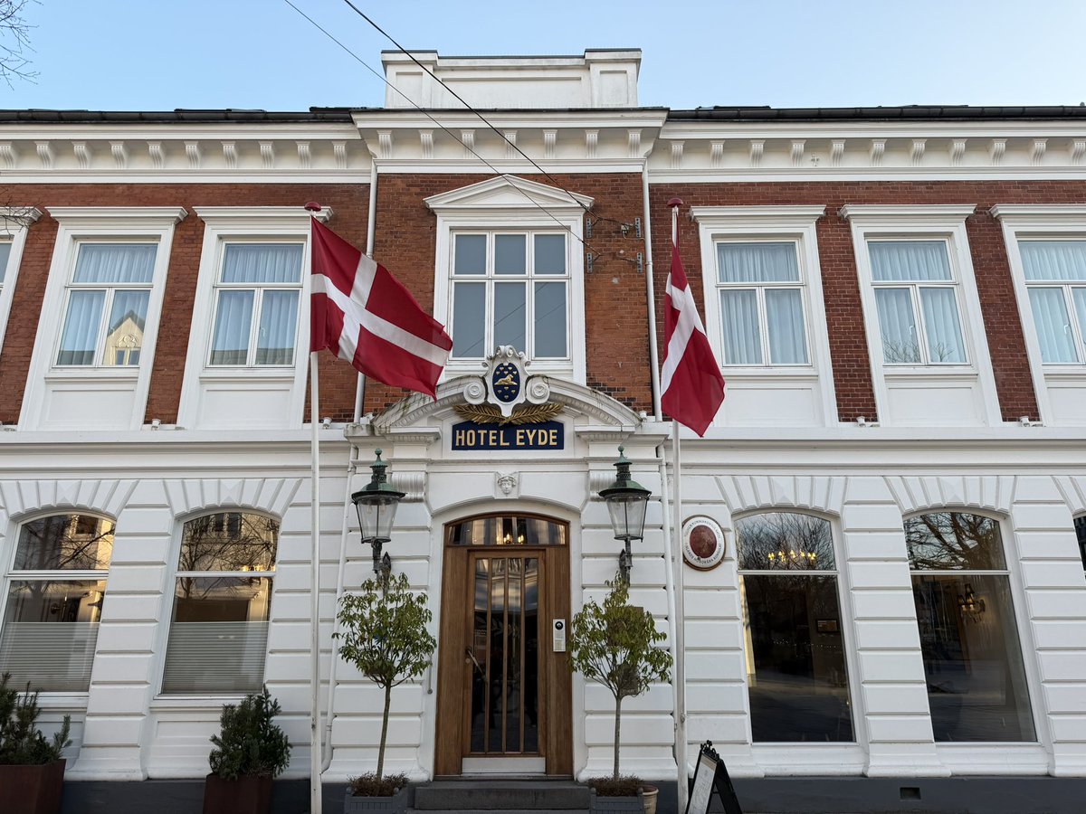 Can Cut Worm Red tweet media