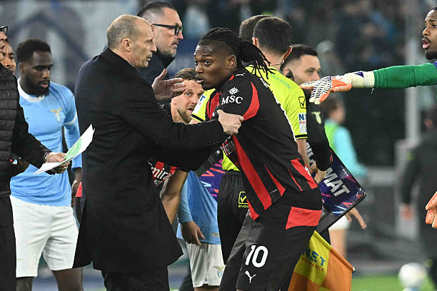 MilanPosts's tweet photo. 📰 The latest episode of “BordoCam” on DAZN: Tension rose when Pulisic failed twice to play Leão through on goal. After the second moment, the Portuguese exploded:
“Come on, bro… play it inside!”
From the bench, Allegri also reacted:
“Play him in! That puts him through on goal—twice already!”
Maignan tried to calm him down, without success. Leão vented his frustration:
“He has to pass the ball, mister!”
Allegri responded:
“You’re right—calm down!”
On the bench, Leão kicked objects, threw his shin guards, and muttered:
“He always plays on his own and no one says anything… always the same.”
Allegri, still thinking about those chances, added:
“If he passes it to Rafa…”
Leão heard it and hid his face under his shirt.