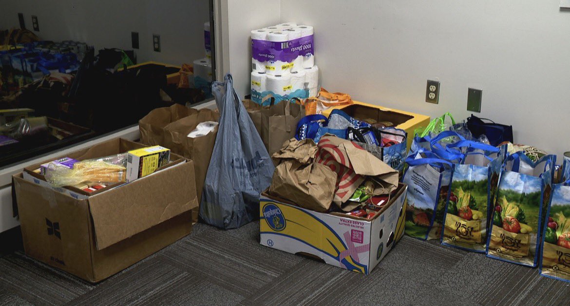mtbellotti's tweet photo. As the government shutdown enters its 31st day, Syracuse Hancock International Airport is hosting a 3 day food drive to help TSA employees and their families @NCCNewsOnline https://t.co/K5lBz5GokC
