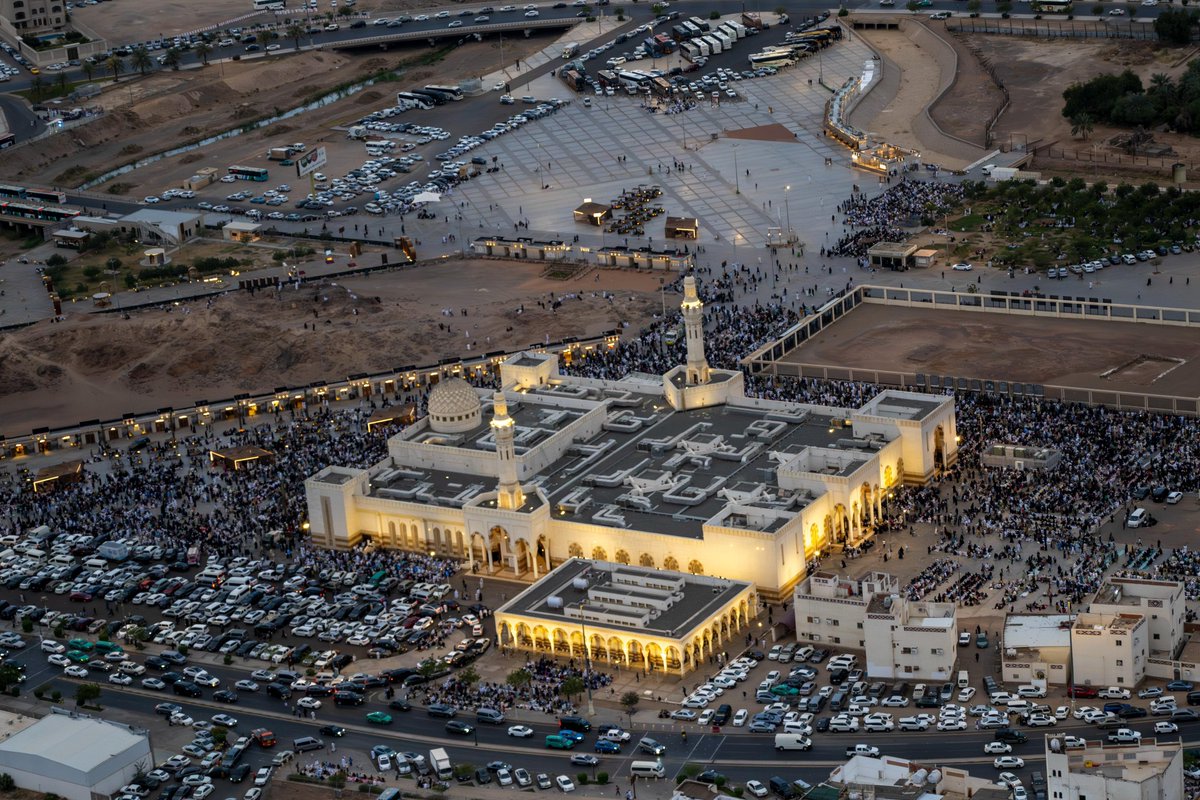 بالتعاون مع طيران الأمن برئاسة أمن الدولة.. صور جوية توثّق لحظات غروب يوم الـ 29 من رمضان لمسجد سيد الشهداء بجوار جبل أُحد.

#المدينة_المنورة

📸 أحمد عسيري