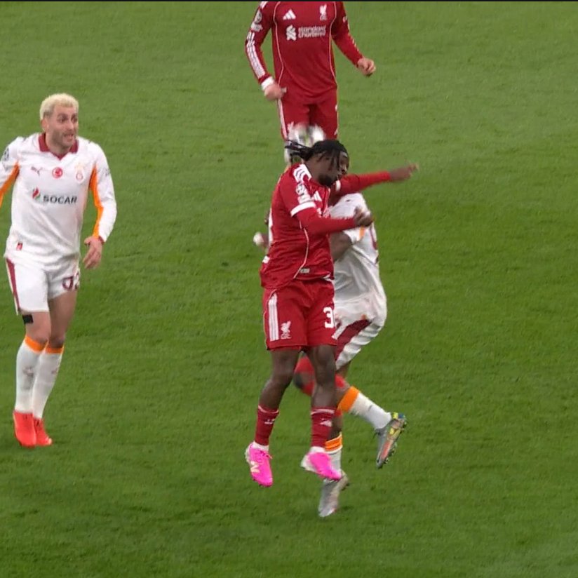 📸 - Frimpong made a CLEAR FOUL, Galatasaray players have all the right to go down!