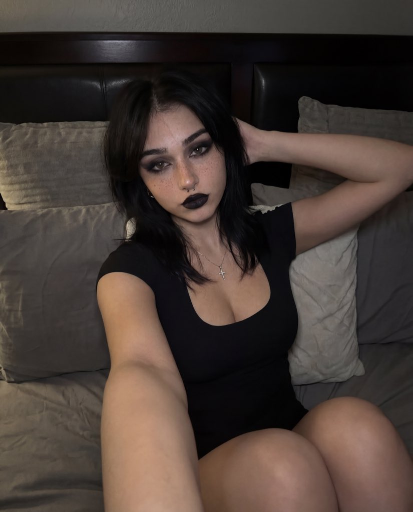 Vickythegoth tweet media