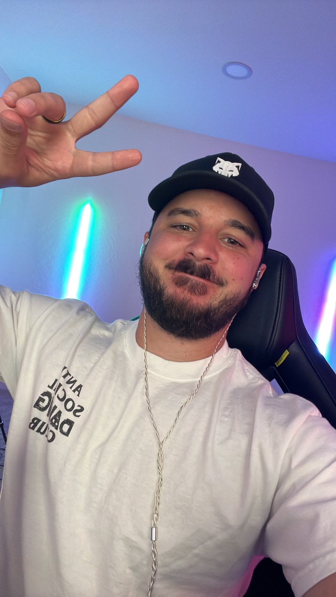 MarkClarkk tweet media