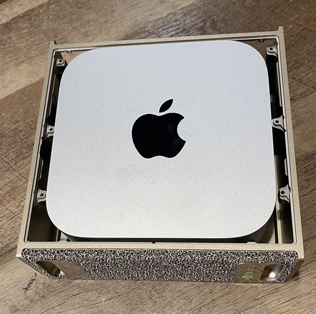 ネジ穴の場所も邪魔してない
Mac mini in DGX SPARK frame