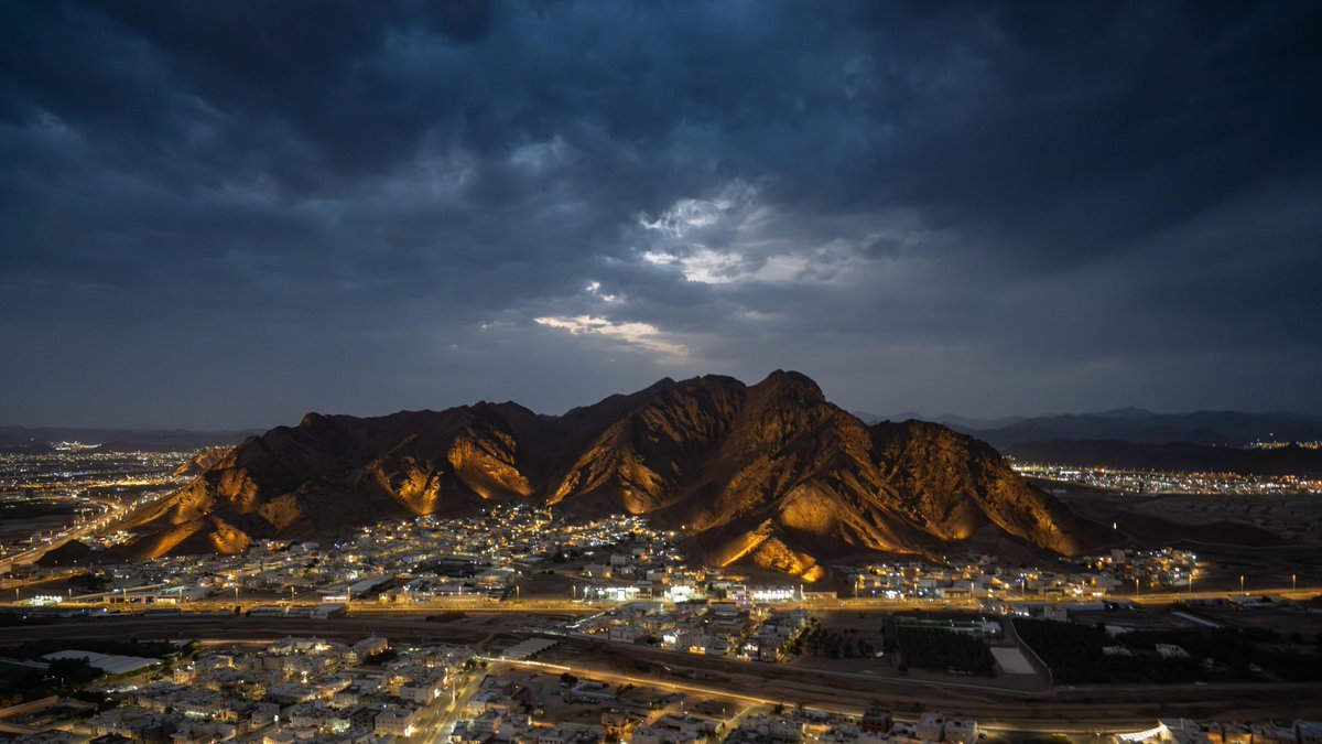 جبل أُحد..
قال عنه النبي ﷺ «جبلٌ يحبّنا ونحبّه».

بالتعاون مع طيران الأمن برئاسة أمن الدولة.. صور جوية توثّق لحظات غروب يوم الـ 29 من رمضان.

#المدينة_المنورة

📸 أحمد عسيري